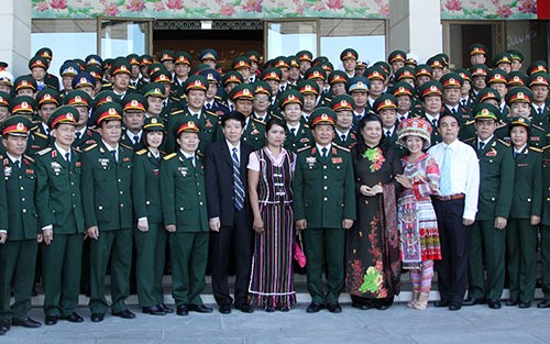 Phó chủ tịch Quốc hội Tòng Thị Phóng chụp ảnh lưu niệm cùng các đại biểu.